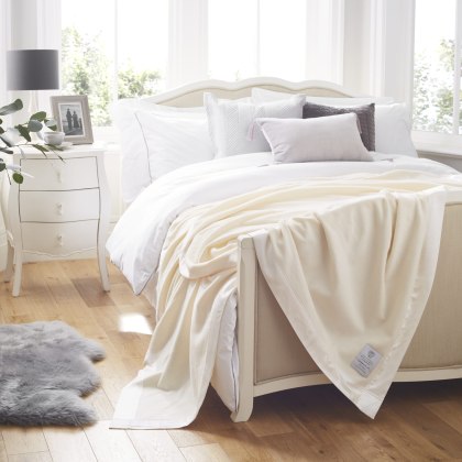 John Atkinson by Hainsworth Pure Cashmere Blanket – Cashmere De Lux with Silk Binding John Atkinson by Hainsworth Pure Cashmere Blanket – Cashmere De Lux with Silk Binding