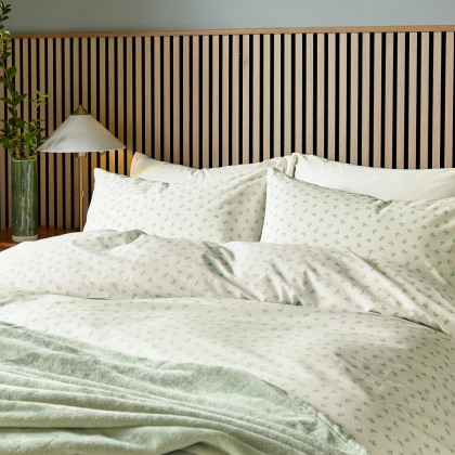 Helena Springfield Leaf Sprig Duvet Set in Green Helena Springfield Leaf Sprig Duvet Set in Green