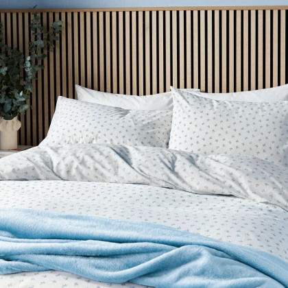 Helena Springfield Leaf Sprig Duvet Set in Blue Helena Springfield Leaf Sprig Duvet Set in Blue