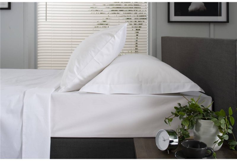 The Lyndon Company The Lyndon Company 200 Thread Count White Fitted Sheet - Single