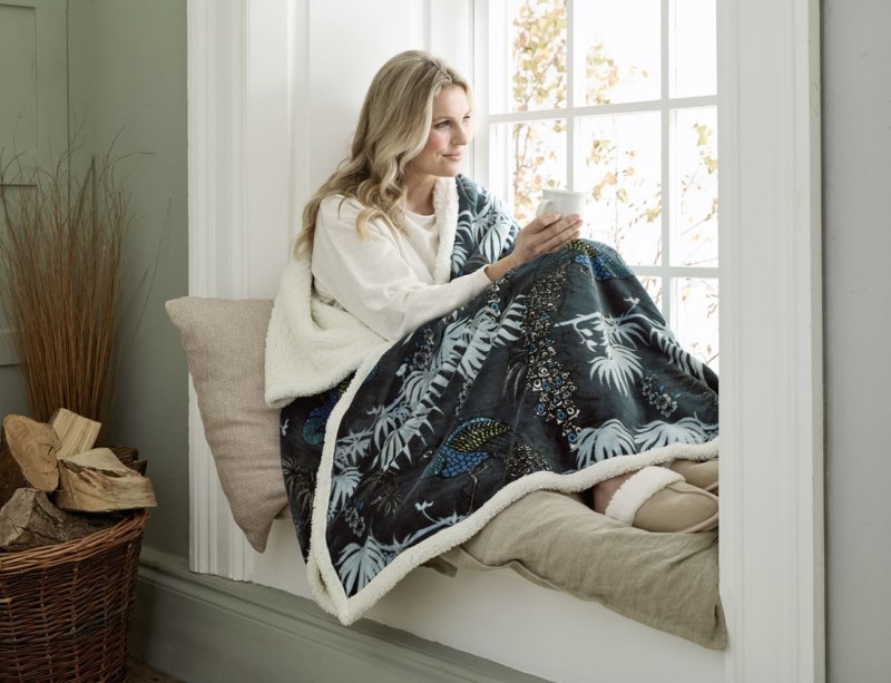 Deyongs Deyongs Peacocks Heated Sherpa Throw